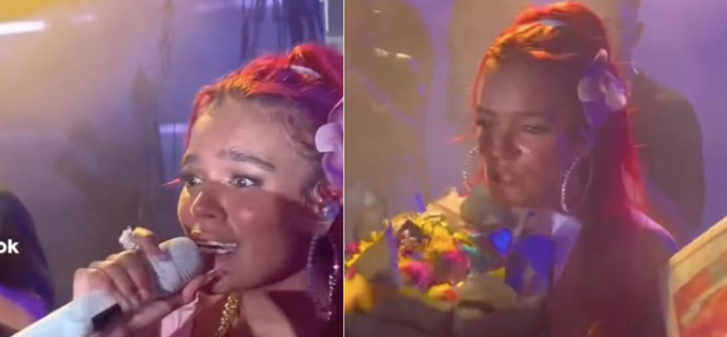 Un menor le regala flores a Karol G en concierto