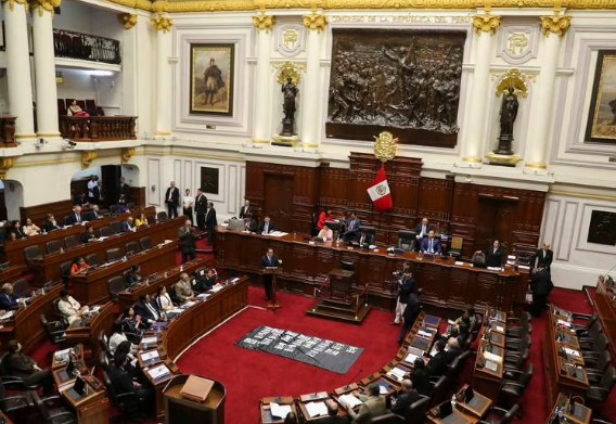 Exministros, salpicados por Castillo