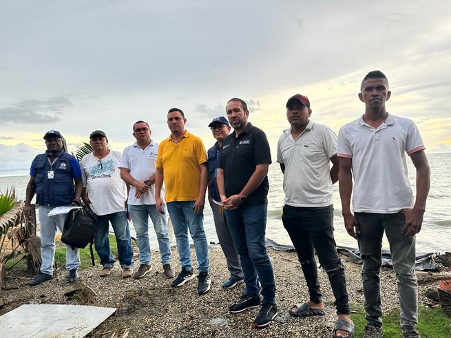 Gobernación dialoga con habitantes de Puerto Escondido sobre el tema de erosión costera
