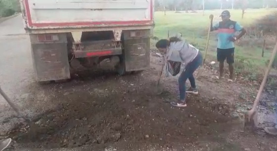 Invías la dejó tirada y la gente la arregla