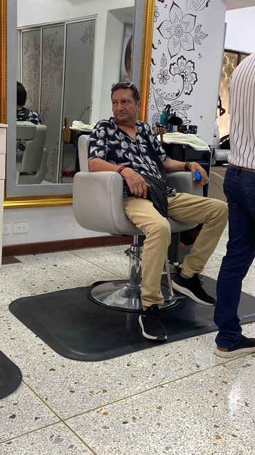 Denuncian a peluquero por estafa