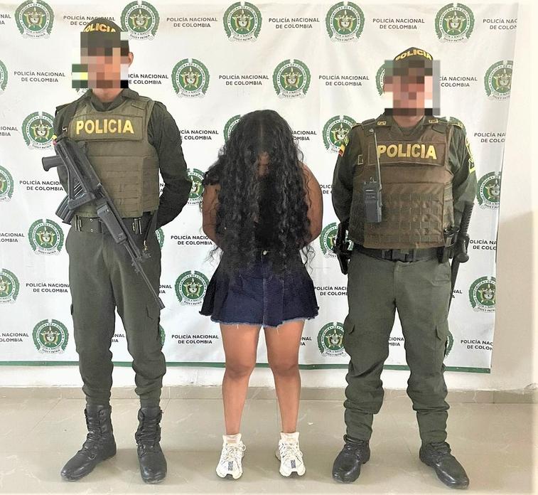 Auxiliar de Policía, capturada por herir a una menor de edad