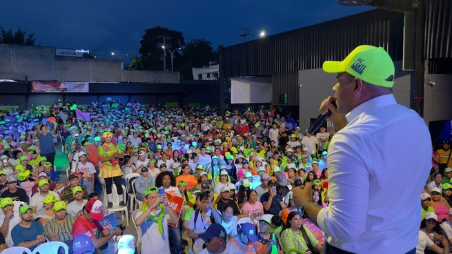 "La juventud va pa’ lante con Yahir Acuña"