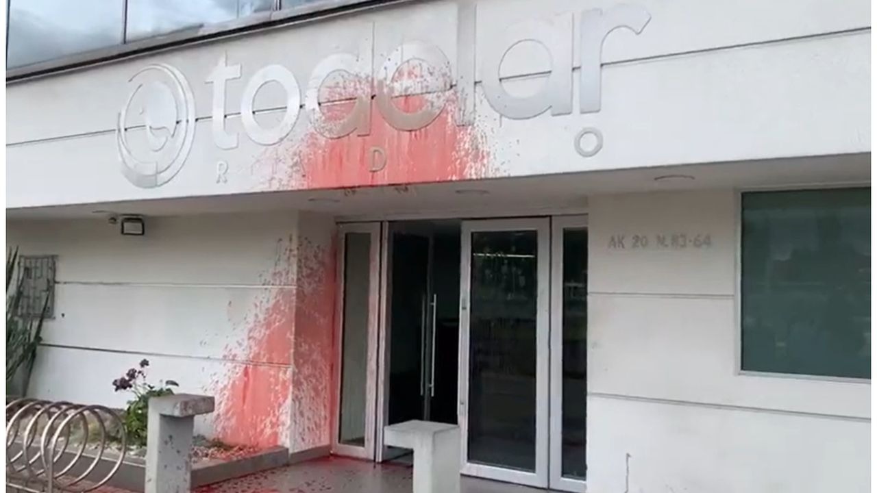 Ataque con 'sangre' a estación radial