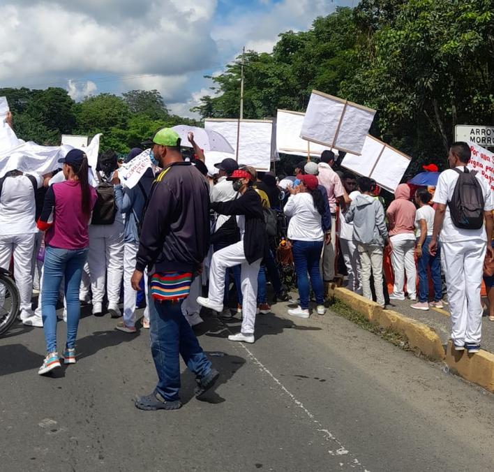 Trabajadores del Hospital de Corozal bloquean vía exigiendo pago