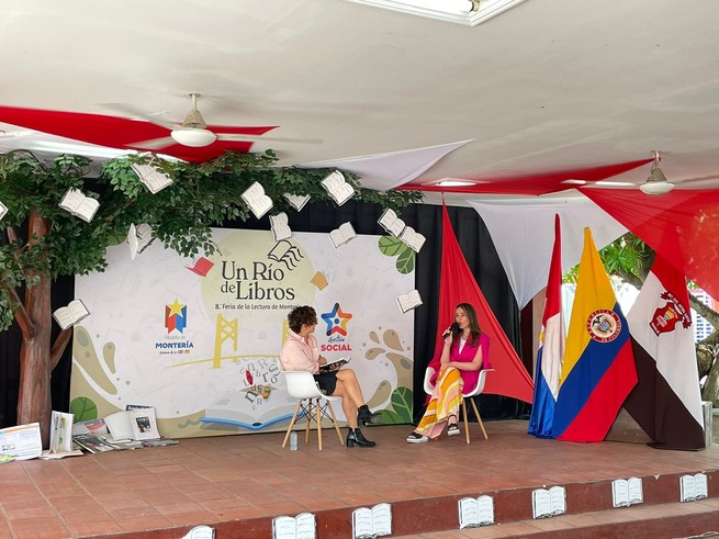 Así se vivió la instalación de un 'Río de Libros'