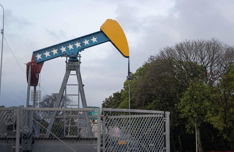EE.UU. levanta temporalmente sanciones sobre el petróleo y el gas de Venezuela