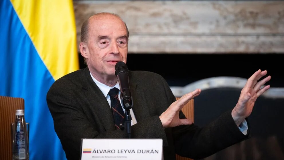 Canciller Leyva mintió sobre su hoja de vida