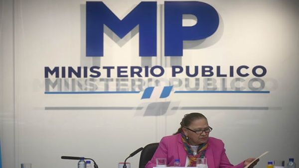 Presidente no puede destituir a la fiscal