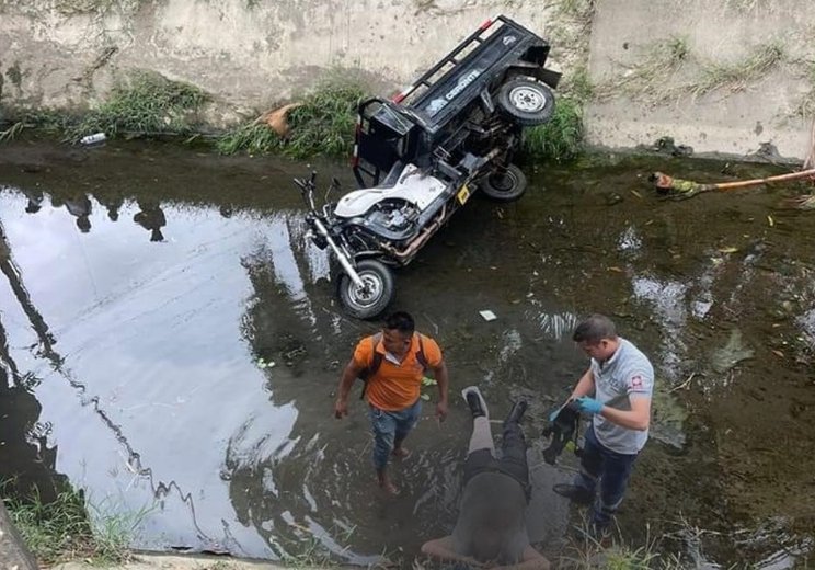 Sufrió duro golpe al caer a un canal