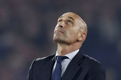 Fifa suspende por tres años a Luis Rubiales por polémico beso