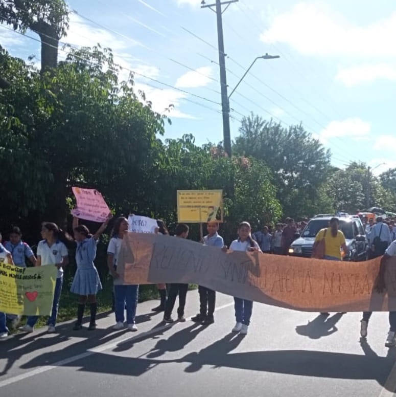 Bloquean la vía que conduce de Ciénaga de Oro - Sahagún