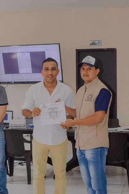 Cesar Carlos Casarrubia recibe la credencial como alcalde de Purísima