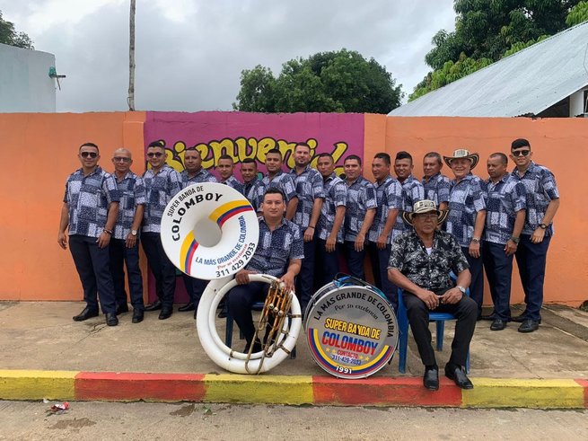 'Y esto es con la indiscutible, ¡la Súper Banda de Colomboy!'
