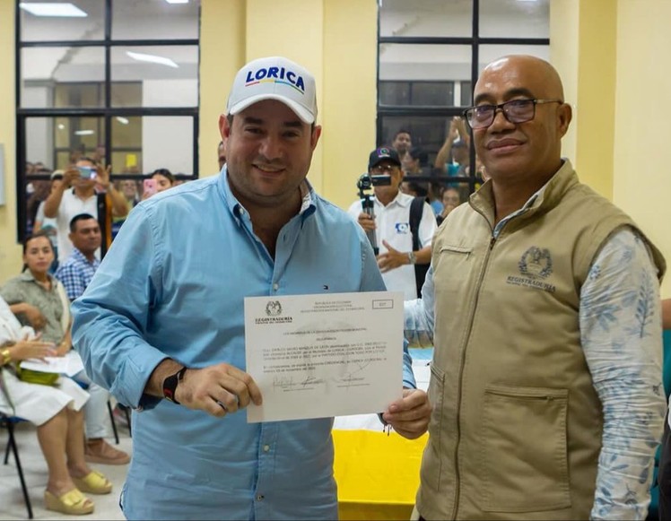 Carlos Mario Manzur de León recibió credencial como alcalde electo de Lorica