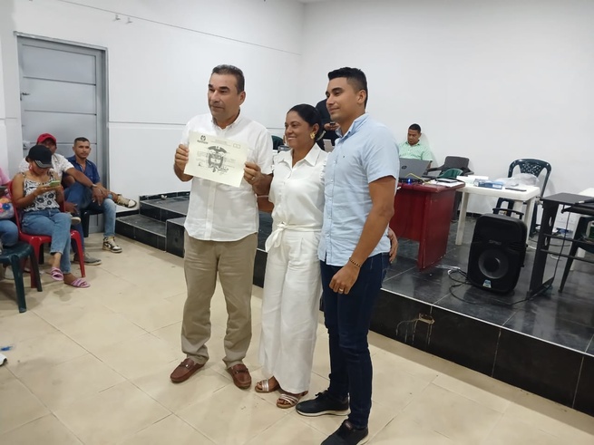 Navonazar González recibió credencial como alcalde electo de San Bernardo del Viento