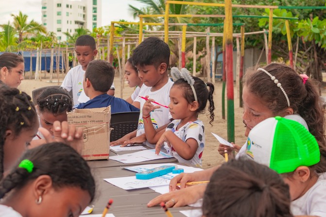 Los niños también aprenden desde el mar y la arena