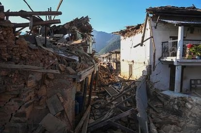 Aumenta a 157 el número de muertos en el terremoto de magnitud 6,4 en Nepal