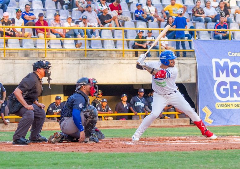 El campeón debutó con victoria