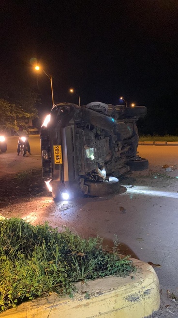 Camioneta se volcó en la glorieta de Mocarí