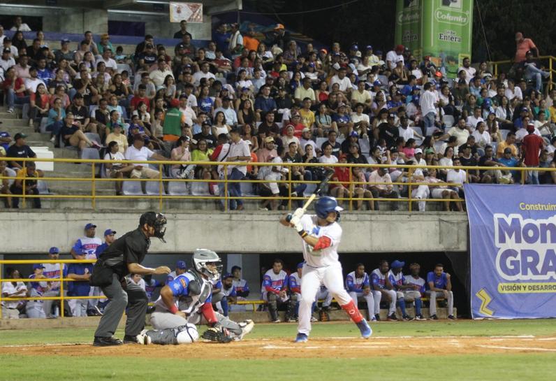 Vaqueros luchó, pero no pudo con Caimanes