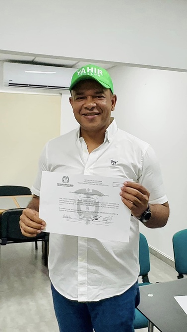 Yahir Acuña recibió su credencial de Alcalde