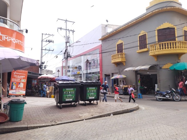 Contenedores para mejor disposición de basuras en el centro de Sincelejo