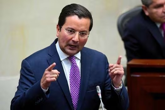 Senador David Luna denunció posibles malos manejos del Gobierno Petro en el programa “De Cero a Siempre”