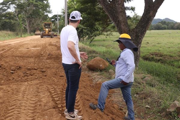 Supervisan pavimentación de la vía Leticia - Martinica
