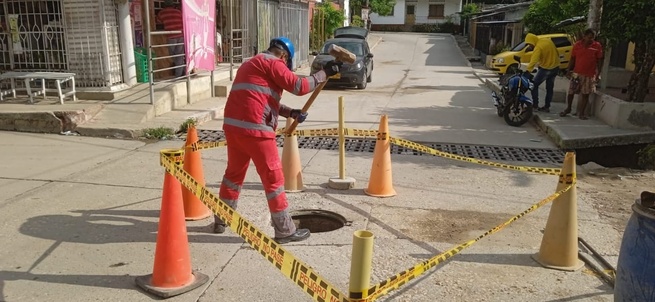 Delincuentes arremeten contra las tapas de los manholes