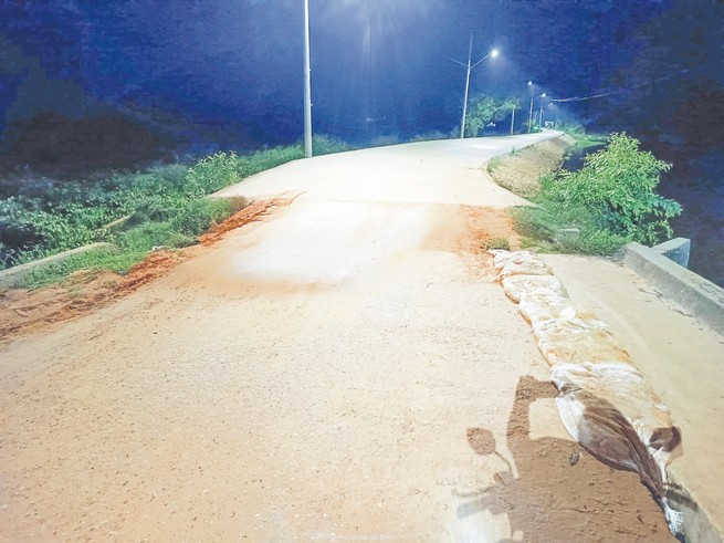 A la gente le tocó remendar el puente La Loma porque la Alcaldía no lo hizo