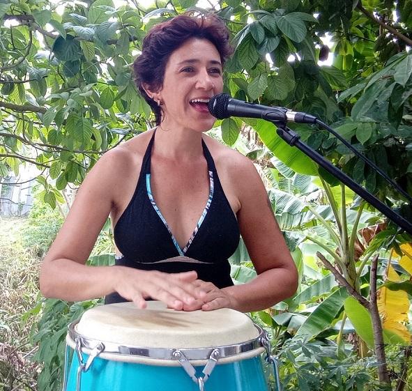 La pasión por los tambores y la percusión trajo a Clara de Bogotá a Sincelejo