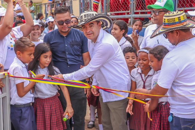 El Fondo Adaptación entrega colegios en Guaranda