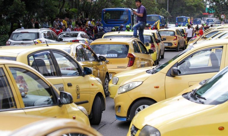 Cancelan paro de taxistas en Bogotá