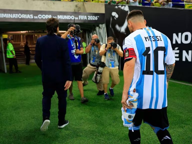Argentina se retira del campo del Maracaná ante peleas en las tribunas