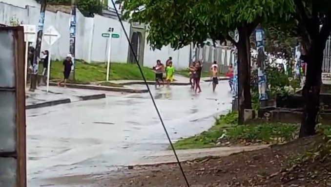 Persiste enfrentamiento de pandillas juveniles bajo la lluvia