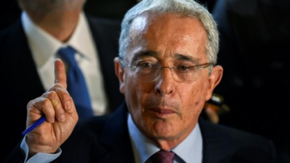 Duro señalamiento de Uribe a la JEP