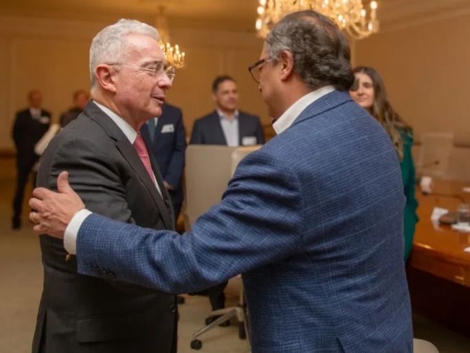 Esto dijo Uribe tras reunión con Petro en Palacio