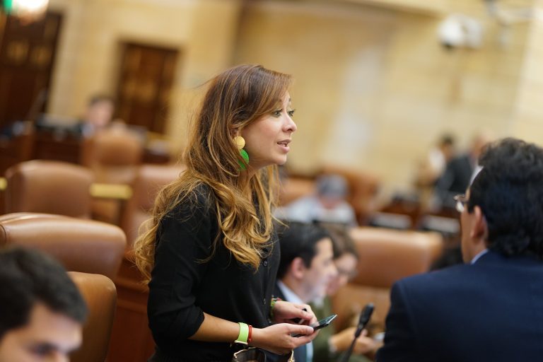 Katherine Miranda reta a minsalud y pide sacar "todo lo que huela a verde" del Gobierno