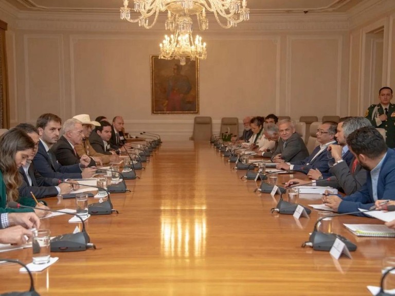 Horas de reunión entre Petro y Uribe, pero no hubo acuerdos