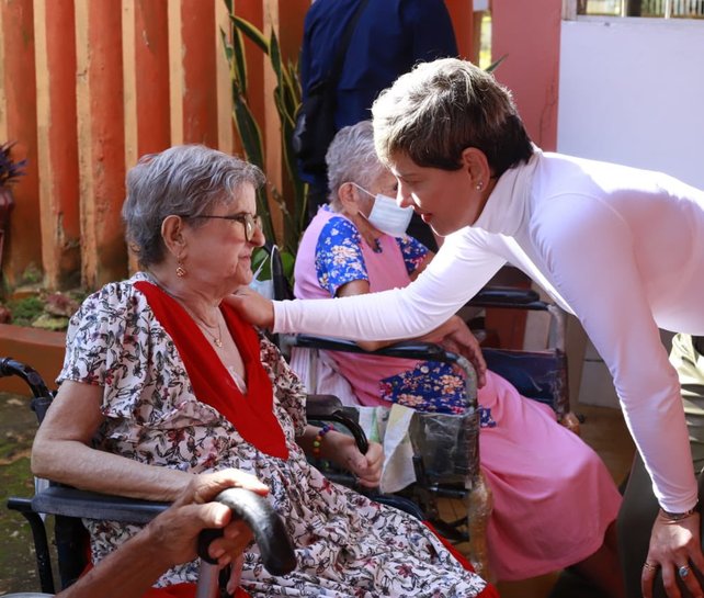 Primera dama se comprometió con los abuelos de El Socorro