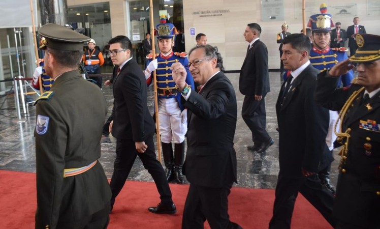Petro llegó tarde e interrumpió la ceremonia