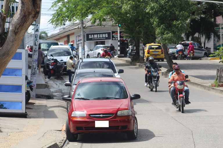 Caótica movilidad por el mal parqueo en calles y avenidas