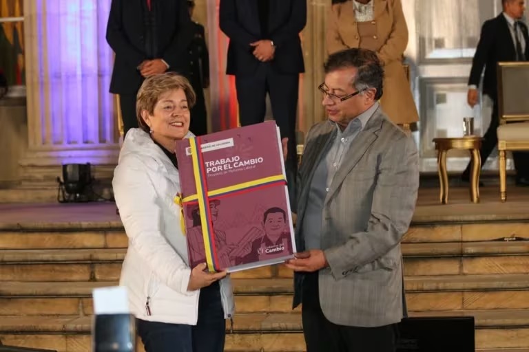 Con solo tres firmas radican ponencia de la reforma laboral