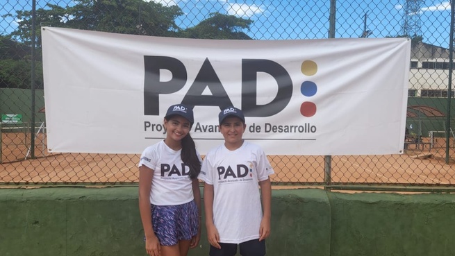 Dos tenistas sucreños participan en campamento de Mindeporte