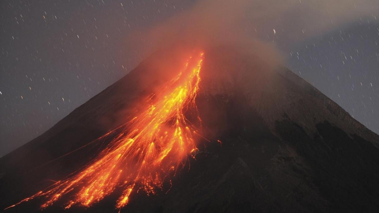 Mueren once alpinista y doce se encuentran desaparecidos tras erupción de un volcán en Indonesia