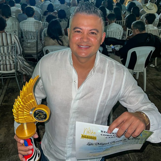 Luis Miguel Acosta recibe distinción como mejor alcalde de Sucre
