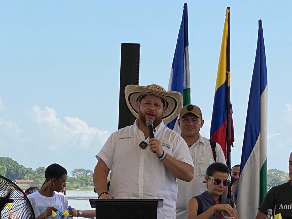Gobernador Orlando Benítez Mora, entregó Muelle de Ayapel