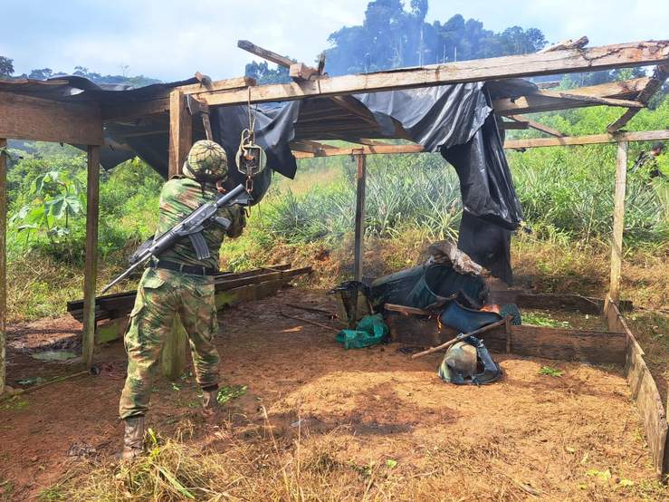 Ejército Nacional destruye siete laboratorios de pasta base de coca al servicio del GAO Clan del Golfo en el sur de Córdoba