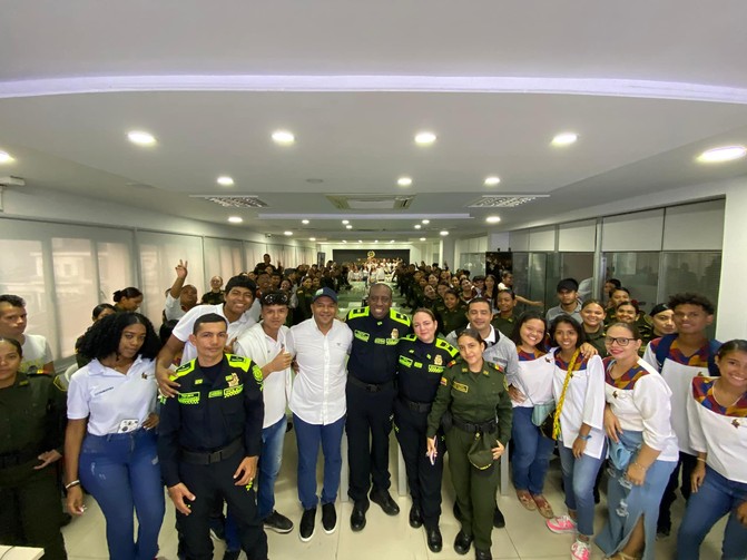 Alcalde electo Yahir Acuña, con los jóvenes